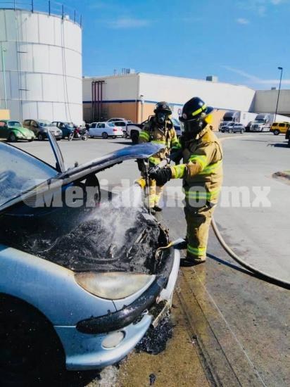 En estacionamiento de fórum…  ¡se quemó un vehículo!