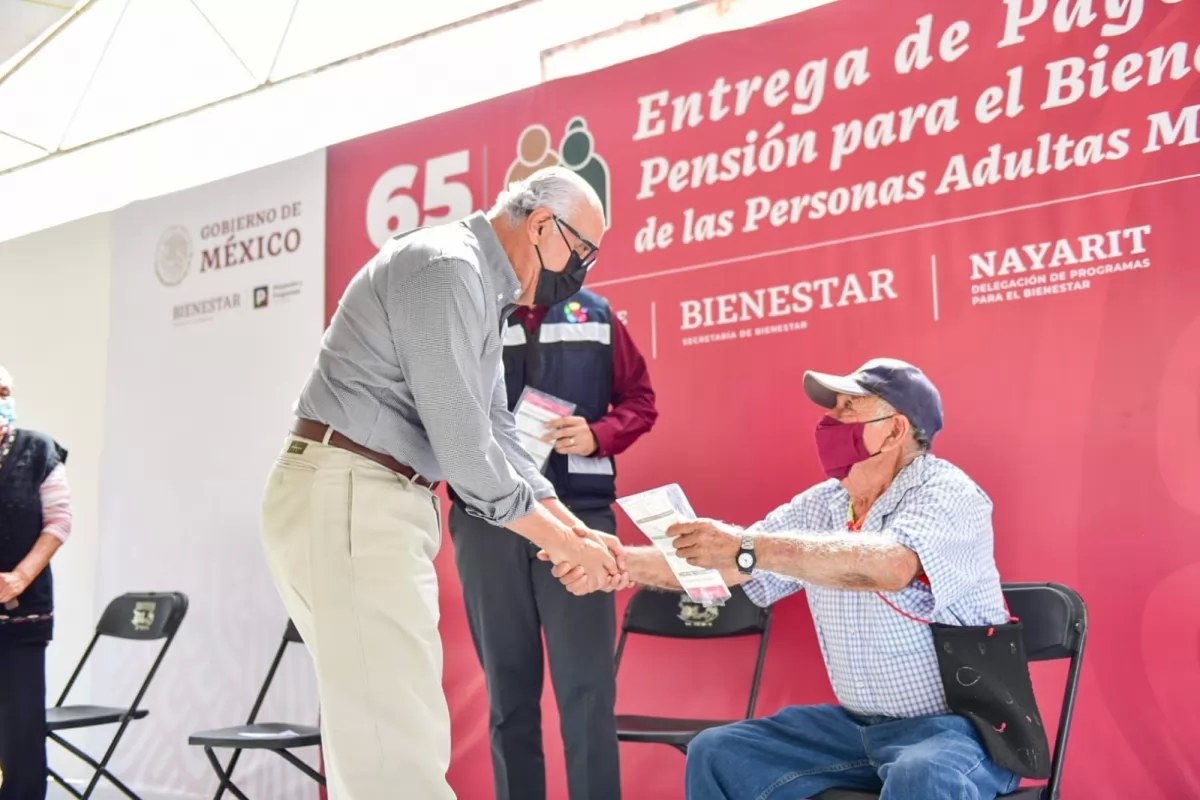 Entrega Miguel Ángel Navarro pensión a los adultos mayores