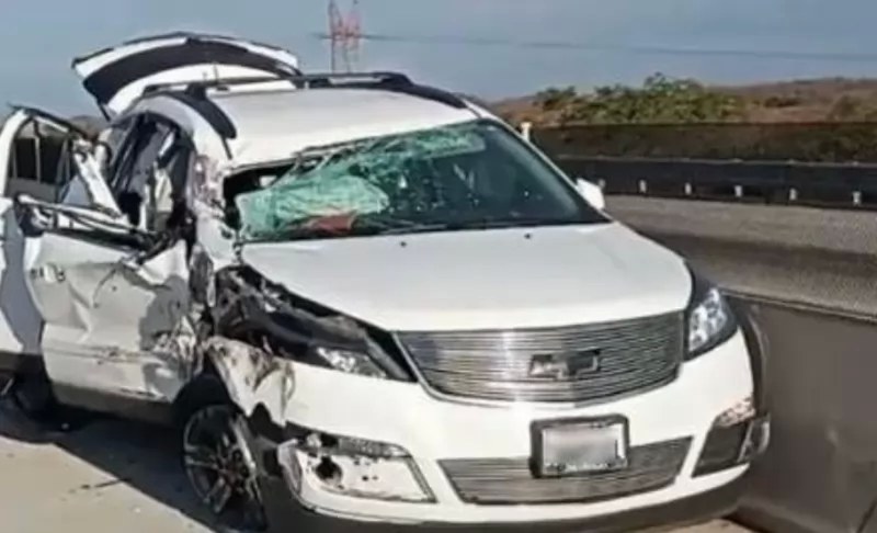 Trailer choca con vehículo en Libramiento Tepic-Mazatlán