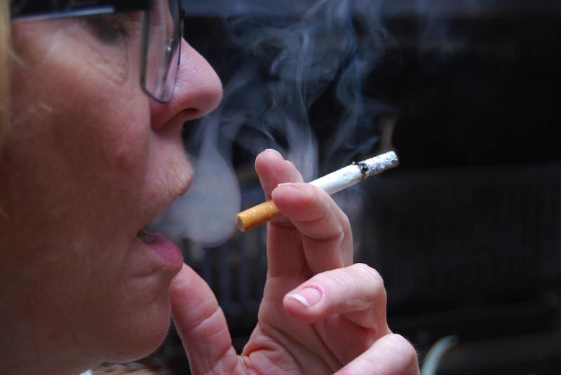 Plantean etiquetar tabaco con advertencia de riesgo grave por COVID-19