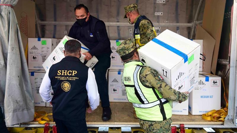 COVID-19: Llegan a México 400,000 dosis de la vacuna para iniciar la etapa masiva
