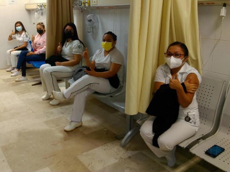 Exhortan autoridades de salud que se vacune a estudiantes de medicina