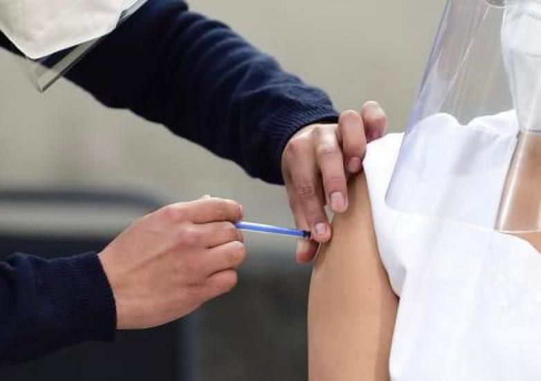 Ofrece Gobierno vacunas a maestros en entidades con semáforo verde