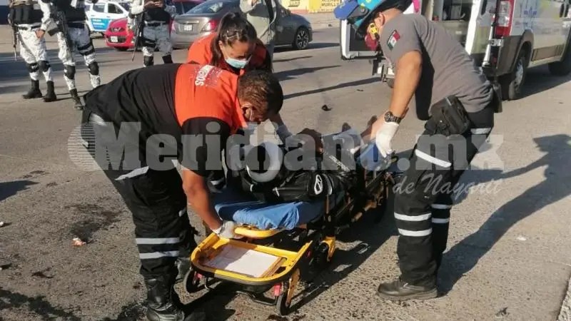 Pareja de motociclistas graves tras choque contra un auto en la carretera 544
