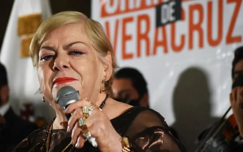 Paquita la del Barrio se registra como precandidata a diputada en Veracruz