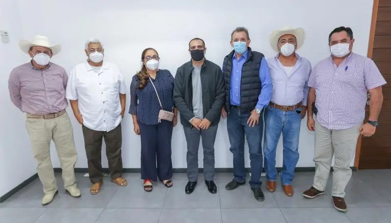 Refrenda Dávalos Trabajo en Equipo con el Ejido de Ixtapa