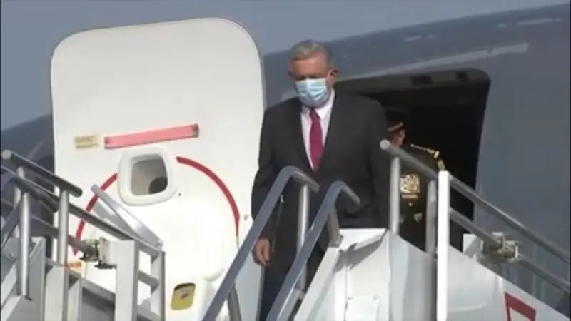 En visita a Santa Lucía se observó a AMLO portar cubrebocas