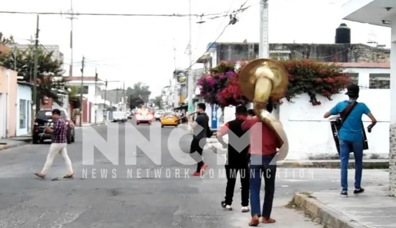 Banderos recorren las colonias de Tepic en busca del sustento familiar