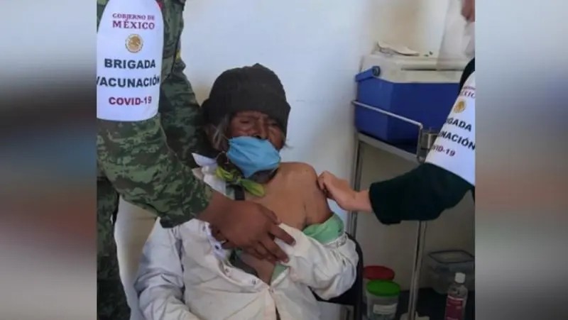 Hombre de 118 años es vacunado contra la COVID-19 en Nayarit