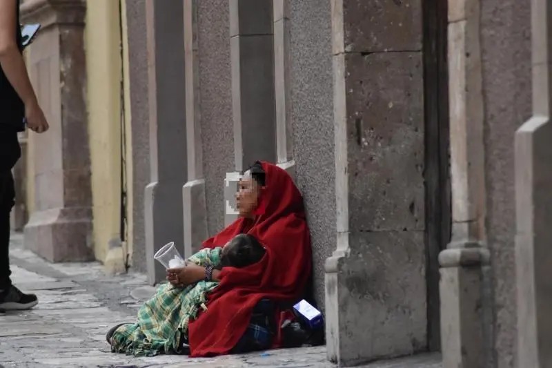 Proponen suspender patria potestad a padres que inciten a sus hijos a la mendicidad
